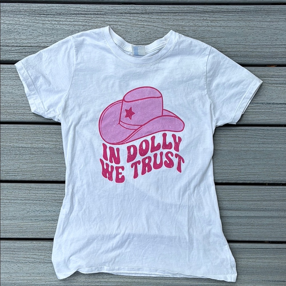“In Dolly We Trust” graphic tee